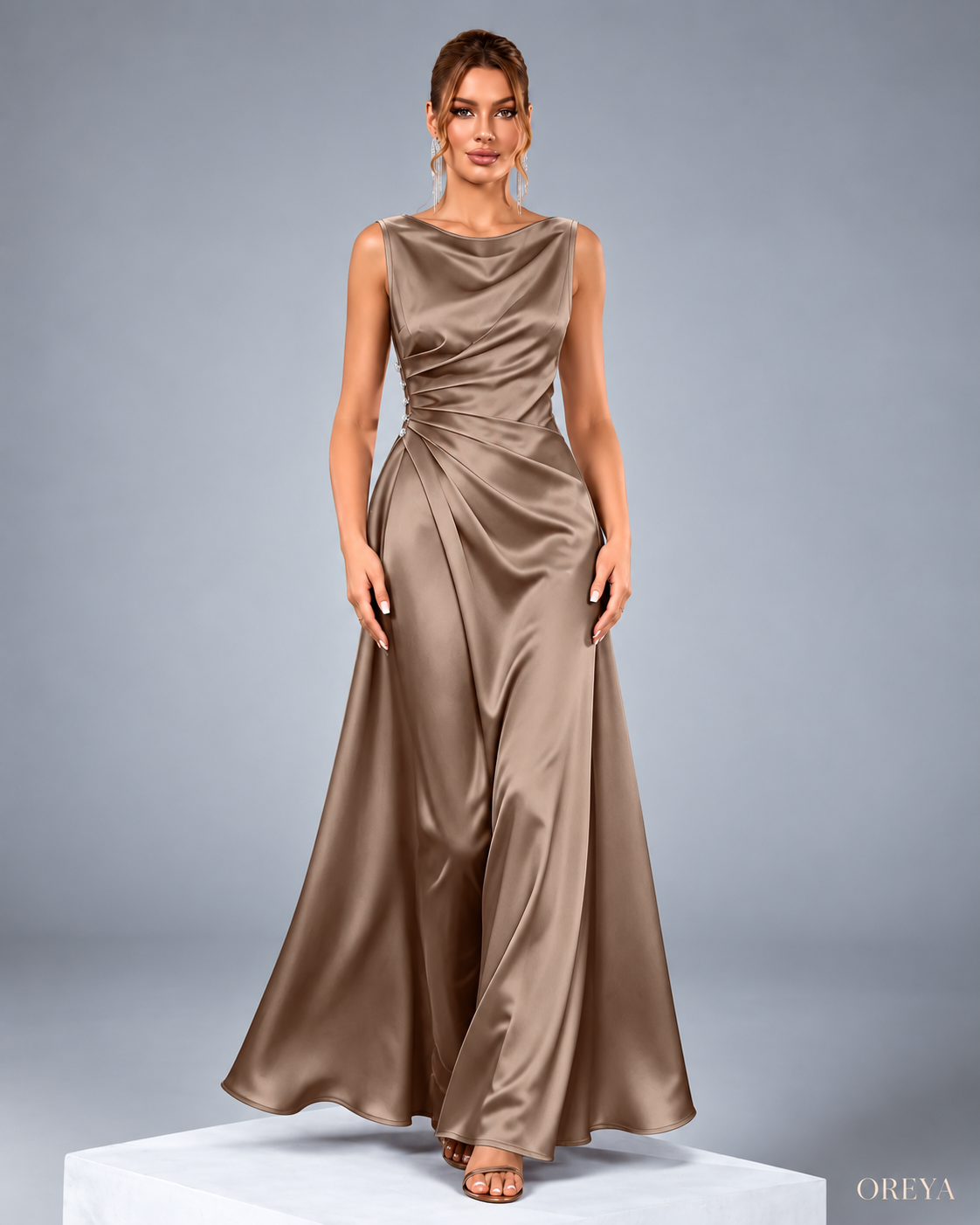 Robe longue satinée ÉLÉA – Drapé bijou
